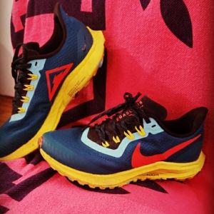 Women's Pegasus size 7.5